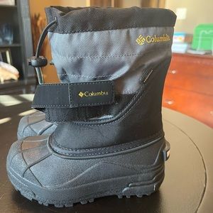 Columbia boys size 11 kids boots. Perfect boots for a ski trip